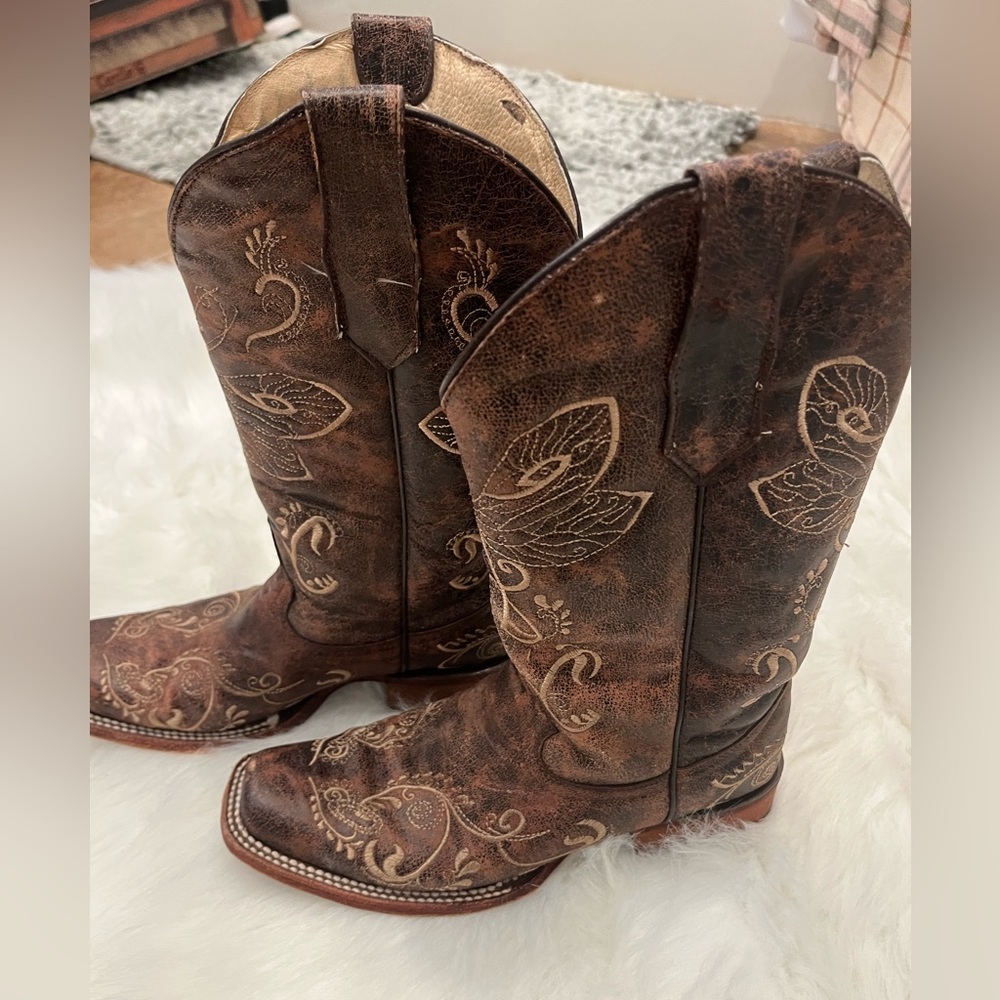 Size 8 Circle G by corral distressed brown and bone dragonfly